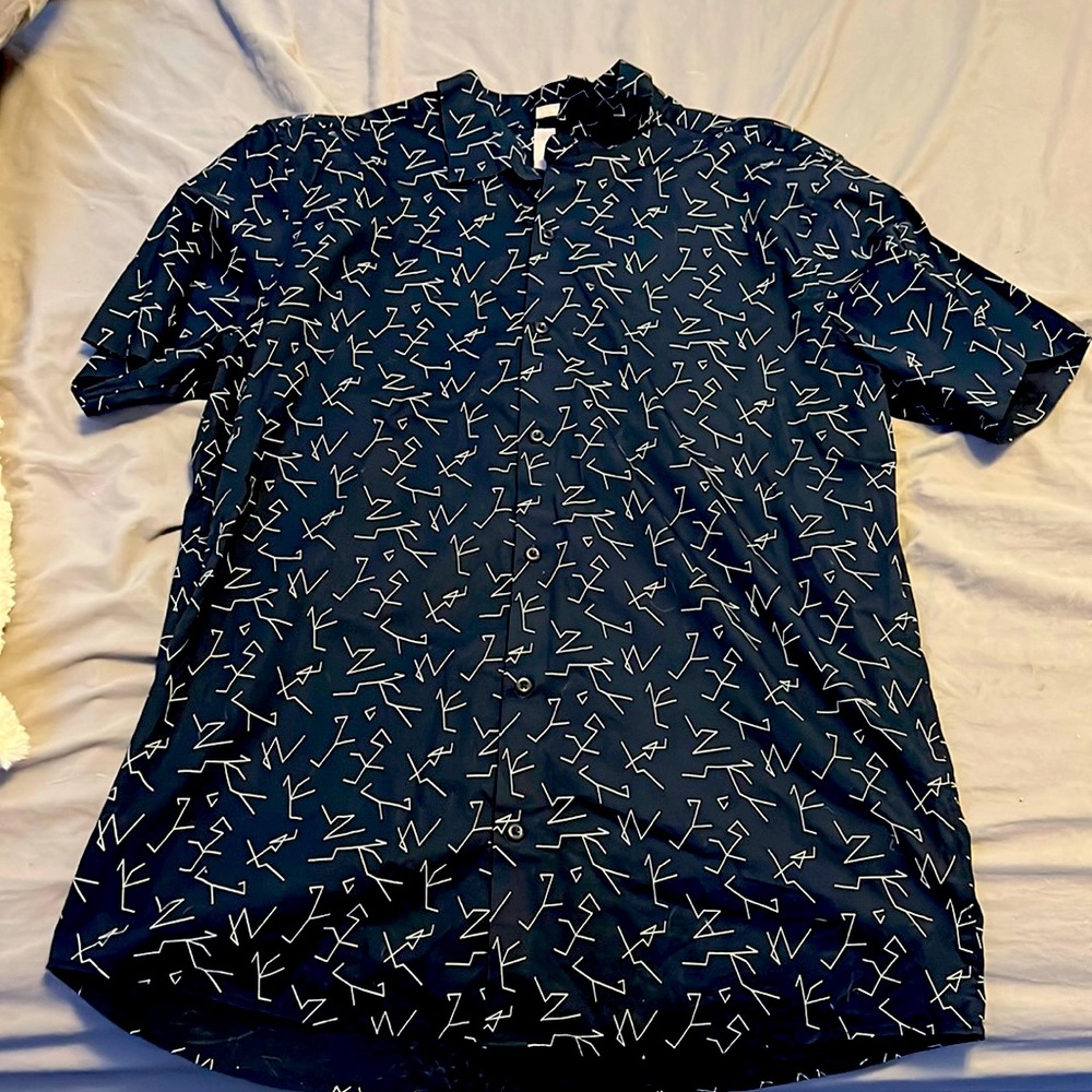 XL SLIM BUTTON UP SHIRT WITH UNIQUE DESIGN
